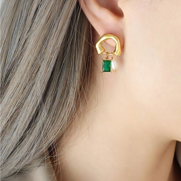 18kt Gold Plated Baroque Pearl and Green Rhinestone Statement Eadrings - Picture 2 of 2